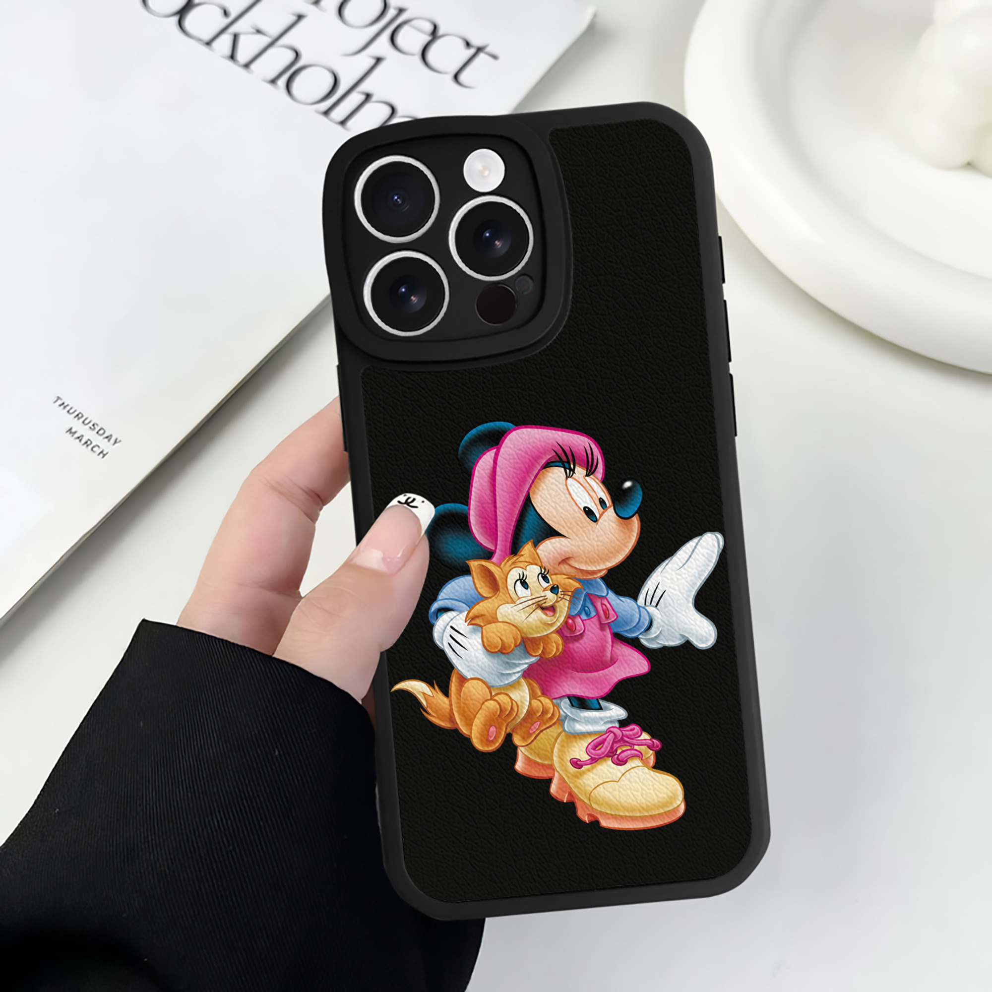 （画像用） ミッキーマウス Mickey Mouse 【iPhone 16シリーズ対応】シリコンスマホケース（レザー調） 材質：シリコン